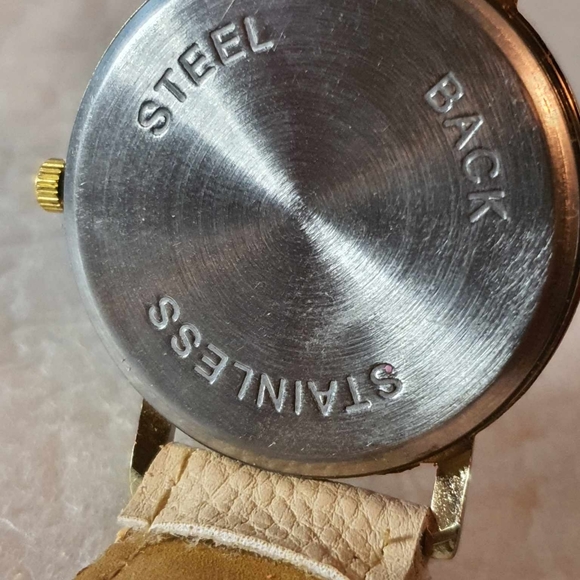 🦋10/$20🦋 Goldtone Mapface Leather Women's Watch - Picture 4 of 4